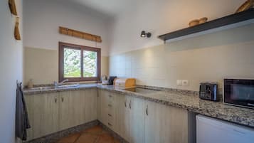 Een koelkast, een microgolfoven, een kookplaat