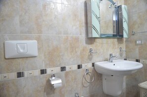 Suihku, hiustenkuivaaja, pyyhkeet