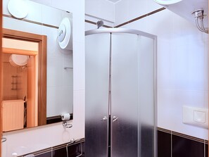 Dusche, Haartrockner, Bidet, Handtücher