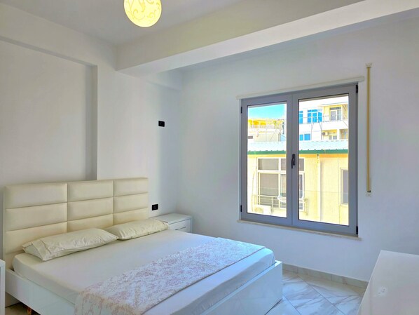 Tabla de planchar con plancha, wifi gratis y ropa de cama