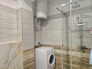 Douche, bidet, serviettes fournies, shampoing