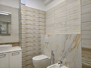 Shower, bidet, towels, shampoo
