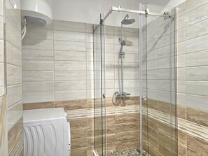 Regadera, bidet, toallas, shampoo 