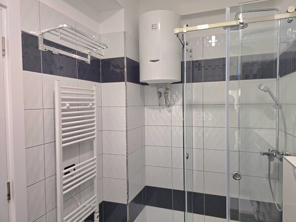 Shower, hair dryer, towels