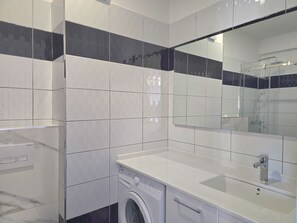 Shower, hair dryer, towels