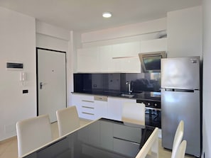 Fridge, oven, dishwasher, coffee/tea maker
