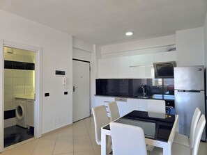 Refrigerador, horno, lavavajillas, cafetera/tetera