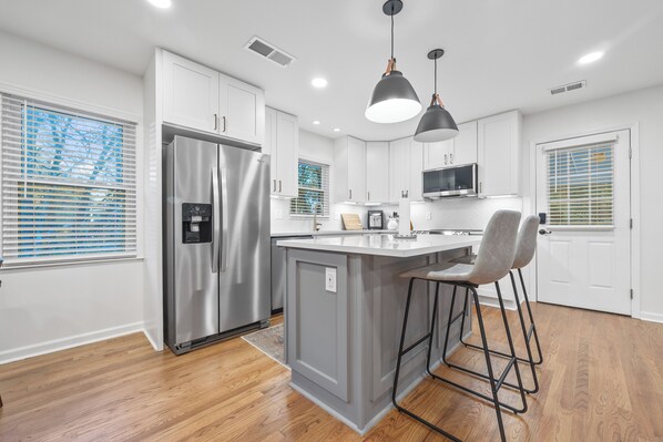 Refrigerador, microondas, horno, placa de cocina