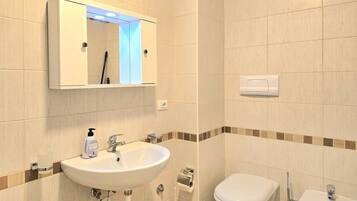 Dusche, Haartrockner, Bidet, Handtücher