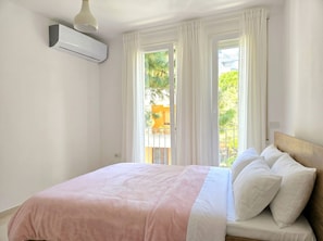 Iron/ironing board, free WiFi, bed sheets