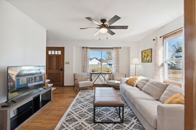 Welcome to Lakeside Magnolia Cottage