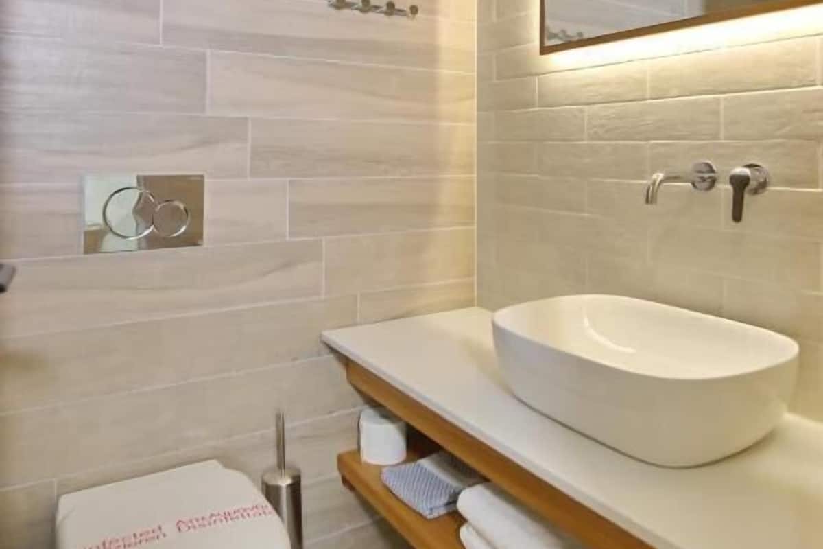 Douche, articles de toilette gratuits, sèche-cheveux, chaussons