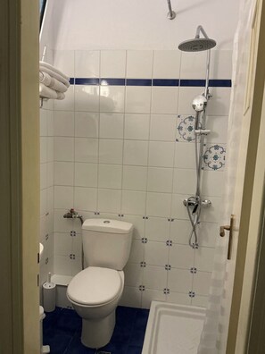 Standard Double Room, Harbor View | Bathroom | Shower, free toiletries, hair dryer, slippers - Liadromia Hotel (Alonissos)