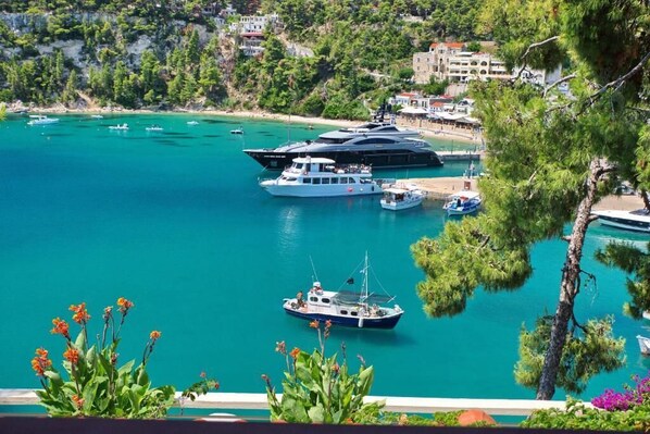 Caja de seguridad en la habitación y escritorio