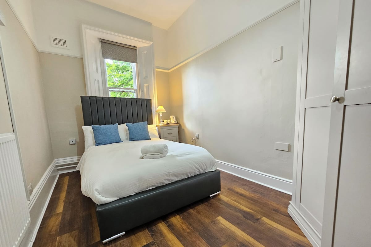Basic Room | 4 bedrooms, premium bedding, iron/ironing board, bed sheets