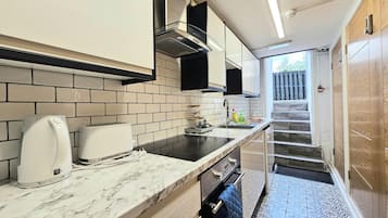 Comfort Apartment, 4 Bedrooms, Non Smoking | Private kitchen
