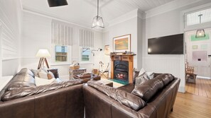 Smart-tv, een open haard en boeken