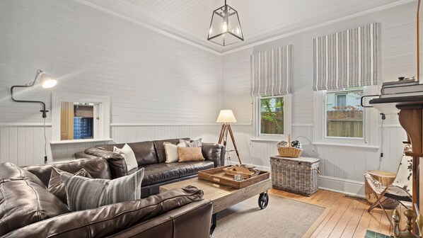 Smart-tv, een open haard en boeken