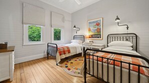 3 habitaciones, tabla de planchar con plancha y cuna de viaje 