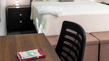 1 dormitorio, escritorio, tabla de planchar con plancha y wifi