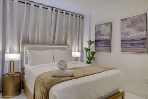 3 soverom, skrivebord, strykejern/-brett og reiseseng for barn