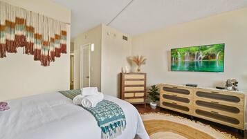 1 habitación, tabla de planchar con plancha y cuna de viaje