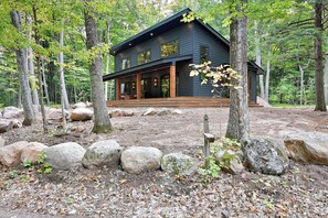 Exterior - Stylish Signature Lodge, nestled in the Forest, with Teal Lake views (Hayward)