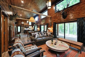 Living area - Stylish Signature Lodge, nestled in the Forest, with Teal Lake views (Hayward)
