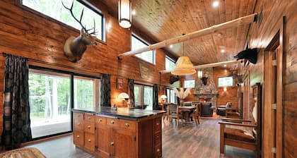 Stylish Signature Lodge, nestled in the Forest, with Teal Lake views