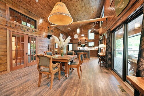 Stylish Signature Lodge, nestled in the Forest, with Teal Lake views