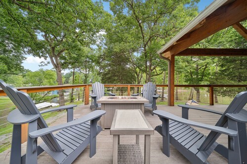 Lakefront Homestead for Large Groups w/ Dock!