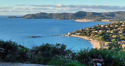 Villa vue imprenable sur les Ăźles dâOr