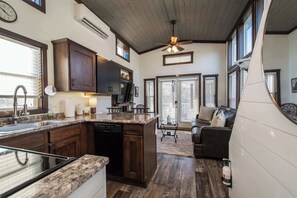 Télévision, cheminée, espaces bureaux