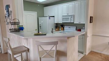 Køleskab, mikrobølgeovn, ovn, kogeplade