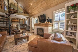 Tv, eldstad och kontor