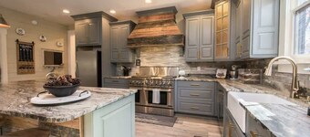 Rustic Awesome 4BR Lodge w/ Game Room & Fire Pit