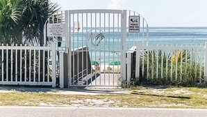 En låst indgang med skilt, der angiver privat ejendom og forbud mod adgang.