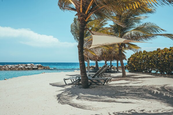 Sur la plage, chaise longue, serviettes de plage