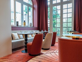 Daily continental breakfast (EUR 15 per person)