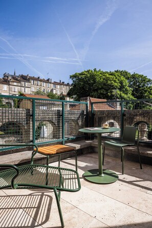 Design Double Room | Terrace/patio - Hôtel des Arts (Angoulême)