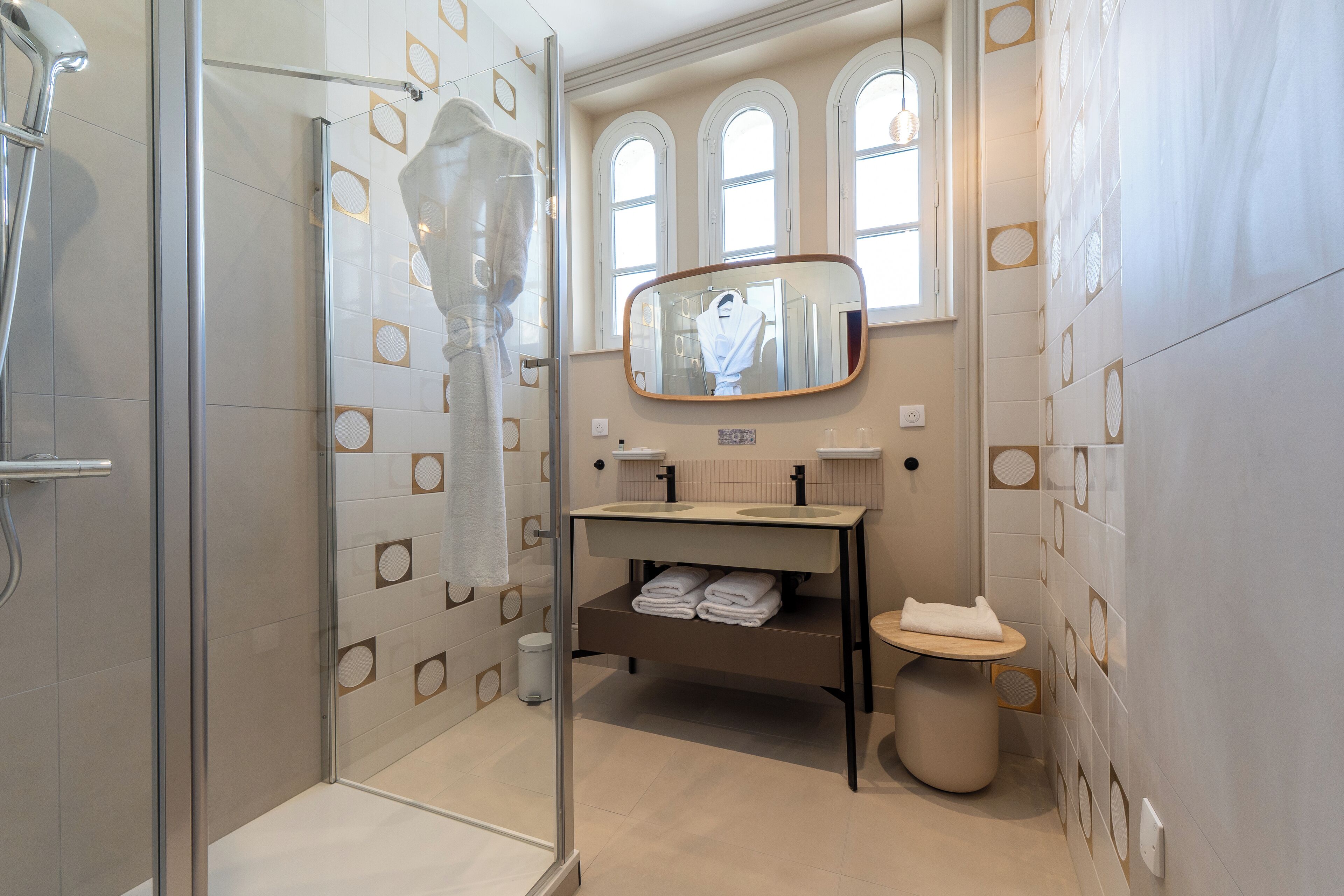 Une salle de bain moderne avec une douche à parois de verre, un meuble-lavabo avec un miroir et des toilettes.
