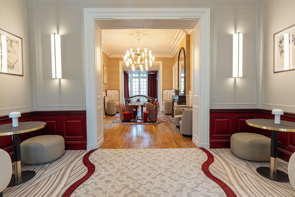 Daily continental breakfast (EUR 15 per person) - Hôtel des Arts (Angoulême)