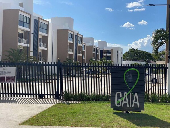 Un complejo residencial amurallado con un cartel de GAIA.