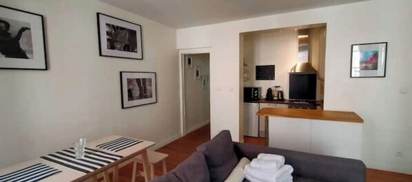 A compact living space with a kitchenette, a dining area, and a sofa. - Beautiful apartment for 5 people (Tanger)
