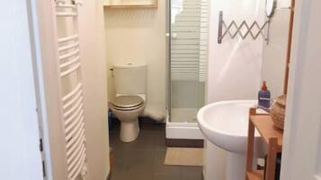 シャワー、タオル、トイレットペーパー