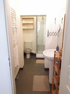 Shower, towels, toilet paper - Beautiful apartment for 5 people (Tanger)