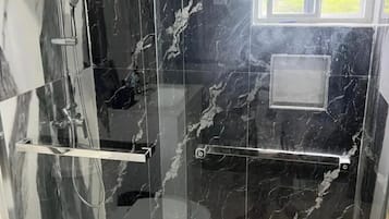 تجهيزات دش، مناشف، ورق حمّام
