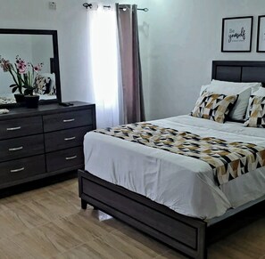 1 bedroom, iron/ironing board, WiFi, bed sheets - Entire (1 bedroom) townhouse in May Pen, Jamaica (May Pen)