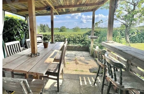 Outdoor dining - Chelmsford Cottage Free Parking (Great Waltham)