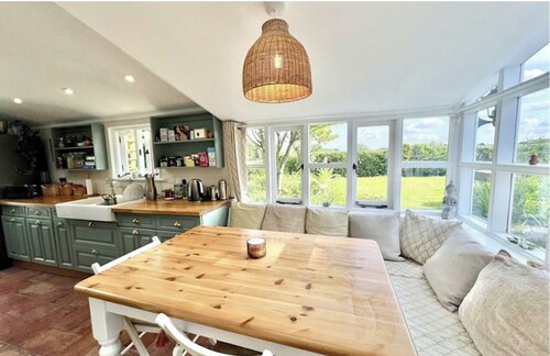 Chelmsford Cottage  Free Parking